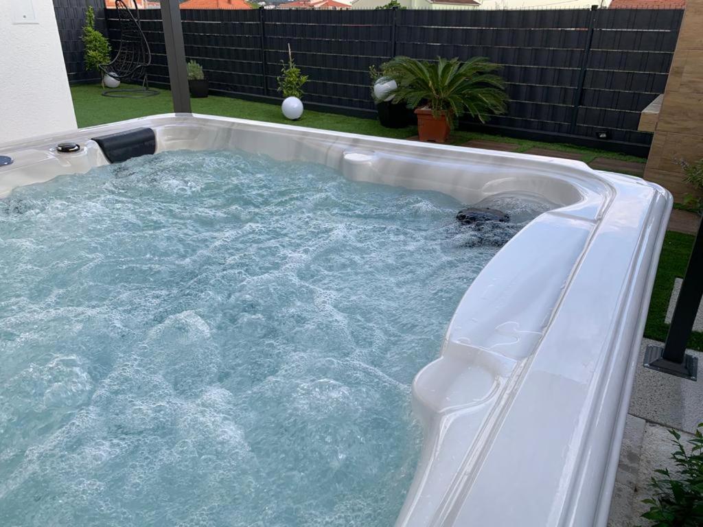 Hedonist-Luxury 2 Bedroom Apartment With Private Hot Tub, Garden And Free Parking Τρογκίρ Εξωτερικό φωτογραφία