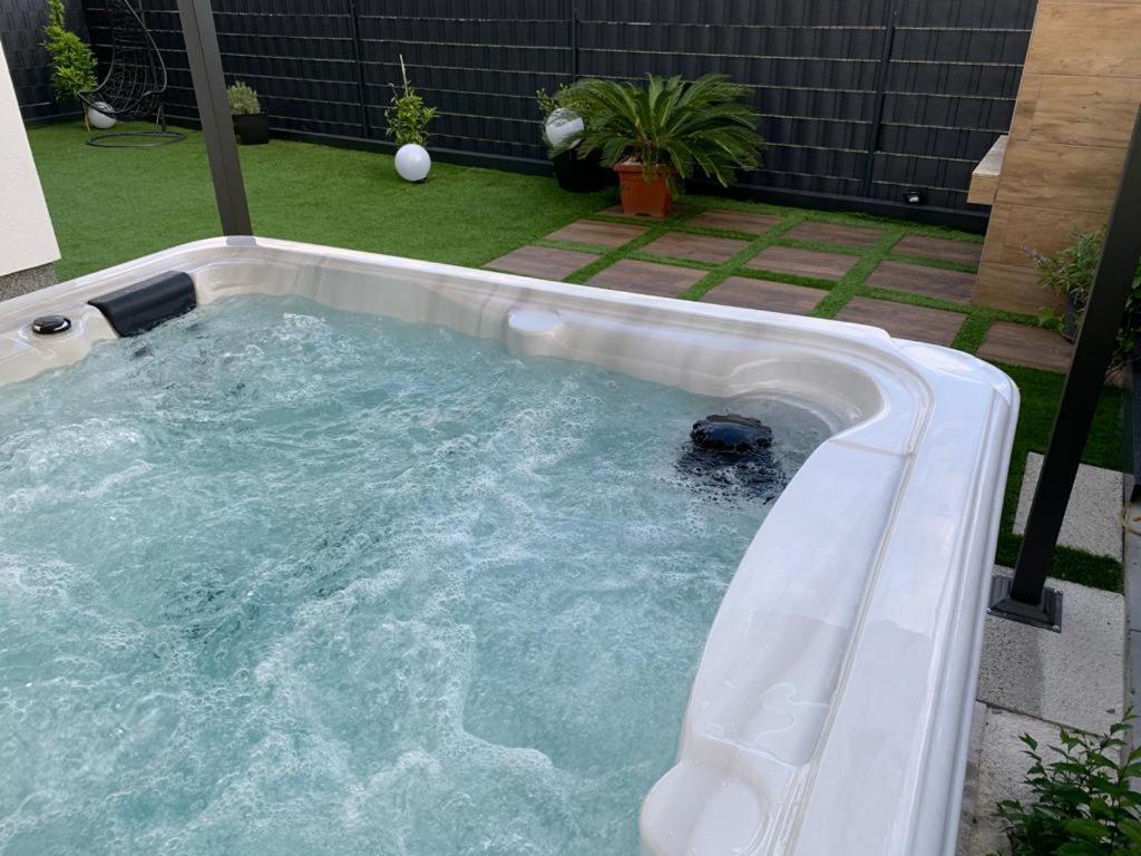Hedonist-Luxury 2 Bedroom Apartment With Private Hot Tub, Garden And Free Parking Τρογκίρ Εξωτερικό φωτογραφία